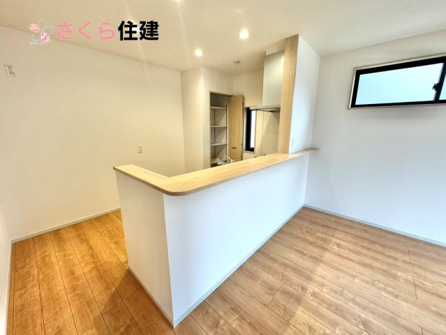 いろどりアイタウン栃木市藤岡町藤岡22-P2　１号棟のキッチン|家族の会話が弾み、お料理の間も子どもに目配りが出来る対面式カウンターキッチン♪
