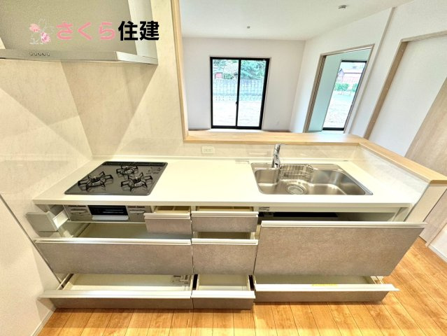 いろどりアイタウン栃木市藤岡町藤岡22-P2　１号棟のキッチン|キッチン下収納は奥まで引き出せるので、大きく屈まなくても楽に必要なものがパッと取り出せます！