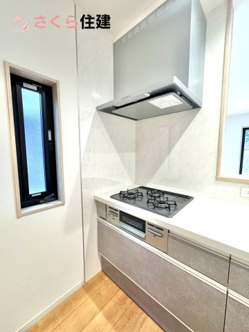 いろどりアイタウン栃木市藤岡町藤岡22-P2　１号棟のキッチン|ガスコンロ横にはあるとうれしいスパイスボックス！奥まで引き出せるので必要なものがパッと見つかります。