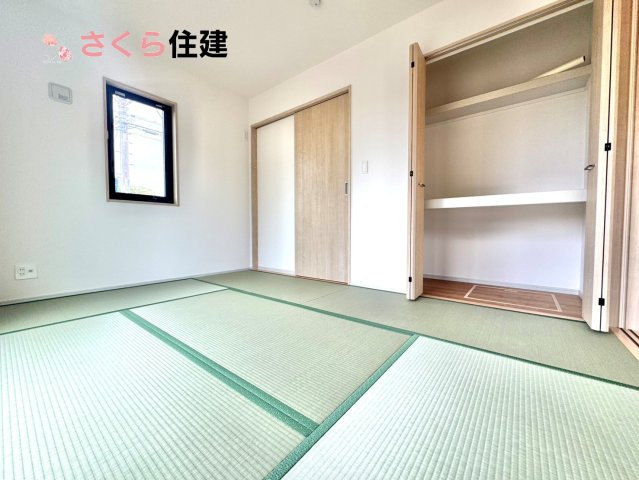 いろどりアイタウン栃木市藤岡町藤岡22-P2　１号棟の和室|リビング横の和室は、思い切りお子様が遊べるキッズスペースにぴったり！押入はおもちゃをすっきり収納。
