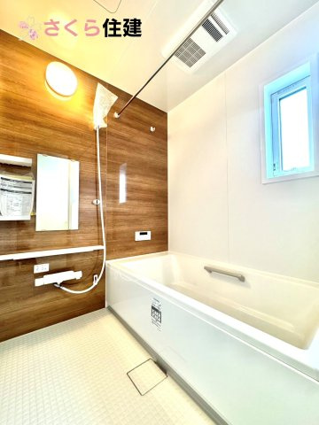 いろどりアイタウン栃木市藤岡町藤岡22-P2　１号棟の浴室|梅雨の時期は大活躍の浴室乾燥機！家族の数だけ増える洗濯物もしっかり乾かせます
