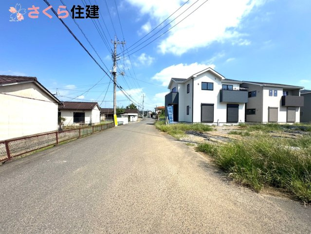 いろどりアイタウン栃木市藤岡町藤岡22-P2　１号棟の前面道路含む現地写真|前面道路５.８ｍ！！ラクラク駐車！！