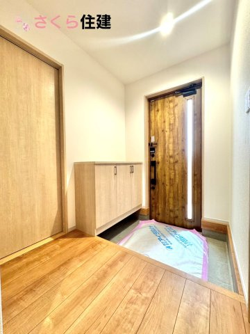 いろどりアイタウン栃木市藤岡町藤岡22-P2　１号棟の玄関|玄関がいつも片づくシューズボックス。お子様の靴のサイズが大きくなっていっても安心の広々スペース！