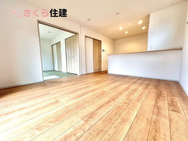 いろどりアイタウン栃木市藤岡町藤岡22-P2　１号棟の居間・リビング|広々13.6帖LDLは南向きで日当たり良好。ゆったりとした時間の流れる開放的なくつろぎの空間
