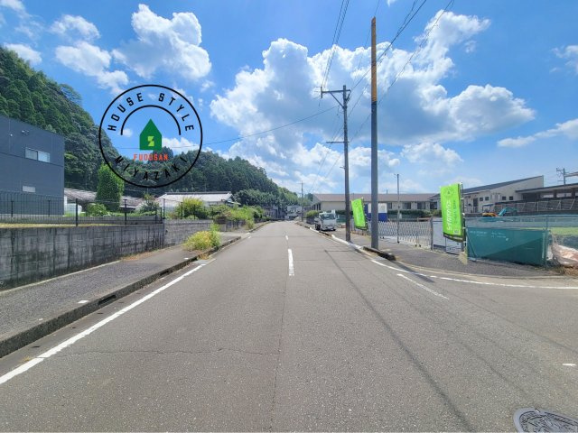 宮崎市高岡町2(B号棟)の前面道路含む現地写真|前面道路は閑静な住宅地をはしる車通りの少ない道路。お車の出し入れが苦手なママや小さなお子様にも安心ですね。しっかり舗装もされているので、ベビーカーや自転車で通っても快適に通行できます。