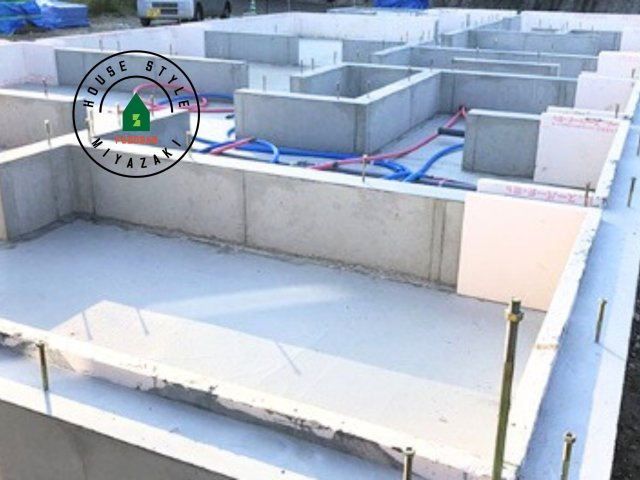 宮崎市高岡町2(B号棟)の構造・工法・仕様|建物範囲全体に鉄筋コンクリート耐性盤を構築するベタ基礎全体で建物を支え、地震や台風などで建物にかかる衝撃を効果的に地中に逃します。