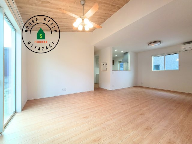 宮崎市高岡町2(B号棟)の内観：施工例|キッチンからリビングをしっかり確認できます。家族の笑顔があふれる空間になりそうですね。