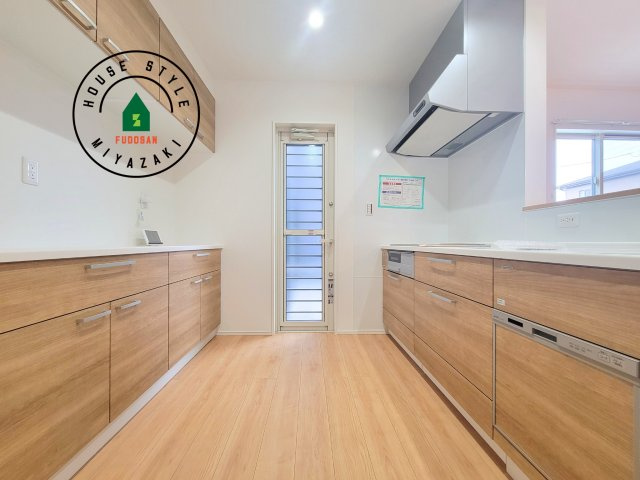 宮崎市高岡町2(B号棟)の内観：施工例|ダイニングテーブルへの配膳がラクラク、お料理はかどるカウンター付きシステムキッチン！