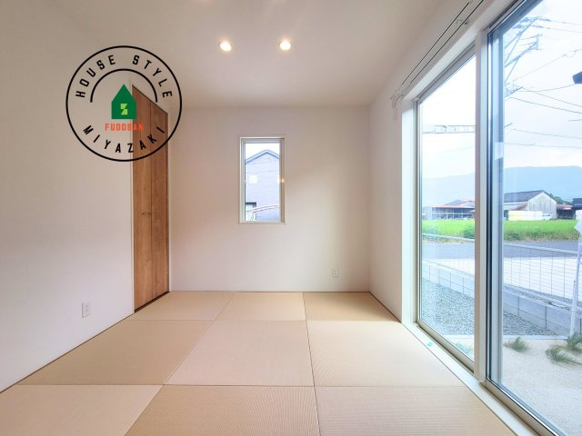 宮崎市高岡町2(B号棟)の内観：施工例|和室を上手に活用すると暮らし方の幅が広がります。例えば普段は開け放して、子供の小さいうちはお昼寝や遊びのスペースに。畳はソフトなので転んでもケガをしにくく安心です