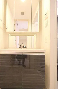 コンフォリア心斎橋EASTの独立洗面台