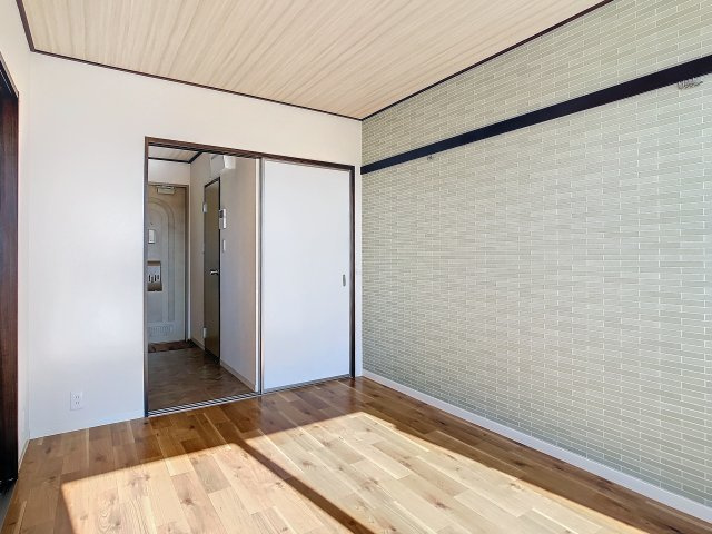 扉の先のちいさな森の洋室|グリーンの壁紙がステキなお部屋です♪
