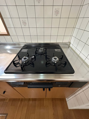 【キッチン】 | ライリッヒ・ストーレ | グリル付き3口ガスコンロのシステムキッチンです☆3口コンロは複数の調理を同時にできるので時短にもGOOD☆