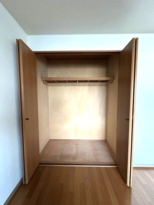 【収納】 | ライリッヒ・ストーレ | 洋室6.6帖のお部屋にあるクローゼットです♪お洋服もしわにならず、キレイに収納できます☆