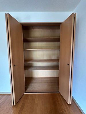 【収納】 | ライリッヒ・ストーレ | リビングダイニングキッチンにある収納スペースです！扇風機やストーブ、お雛様やクリスマスツリーなどの季節物もすっきり片付きますよ♪