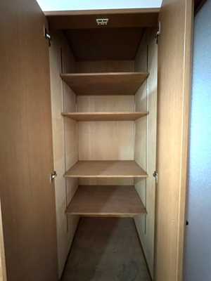 【収納】 | ライリッヒ・ストーレ | リビングダイニングキッチンにある収納スペースです！収納したい物のサイズに合わせて棚板を動かせます☆