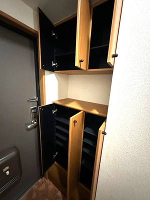 【玄関】 | ライリッヒ・ストーレ | 玄関には上下タイプのシューズボックス付き！間のスペースは飾り棚や小物置き場として活用できます♪