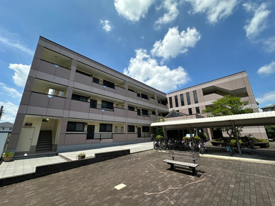 【外観】 | ライリッヒ・ストーレ | 「新百合ヶ丘」駅、「柿生」駅、「たまプラーザ」駅にアクセス可能な最寄りバス停まで徒歩1分！便利な立地の3階建てマンションです♪