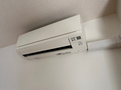 【設備】 | ライリッヒ・ストーレ | リビングダイニングキッチンにあるエアコンです！ムシ暑い夏も肌寒い冬も快適に過ごせますね♪