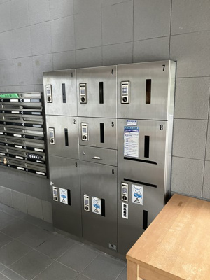 【その他共用部分】 | ライリッヒ・ストーレ | 共用エントランスには宅配BOXがあるので荷物の受け取りもスムーズに♪再配達を依頼する手間が省けます☆