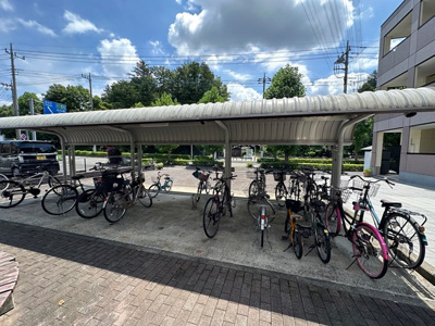 【その他共用部分】 | ライリッヒ・ストーレ | 屋根付きの駐輪場で雨が降っても大切な自転車が濡れなくてすみますね♪駅まで自転車もおすすめです！