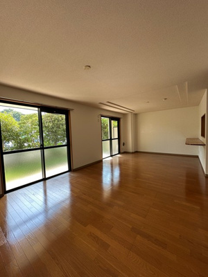 【居間・リビング】 | ライリッヒ・ストーレ | 南西向きリビングダイニングキッチン23.5帖☆専用庭に繋がるお部屋です♪エアコン付きで1年中快適に過ごせますね☆