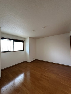 【洋室】 | ライリッヒ・ストーレ | 洋室6.6帖☆玄関から入って左側にあるお部屋です♪ベッドを置いて寝室にするのもオススメです☆