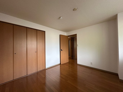 【寝室】 | ライリッヒ・ストーレ | 洋室6.6帖☆クローゼットがあります♪お洋服がスッキリ収納できて、整理しやすくなりますね☆