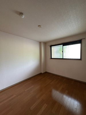 【洋室】 | ライリッヒ・ストーレ | 洋室6帖☆玄関から入って右側にあるお部屋です♪子供部屋や書斎・寝室など多用途に使えそうなお部屋です♪