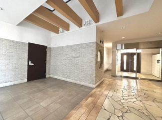 【その他共用部分】 | 清潔感と歓迎感があるエントランスホールとなります。