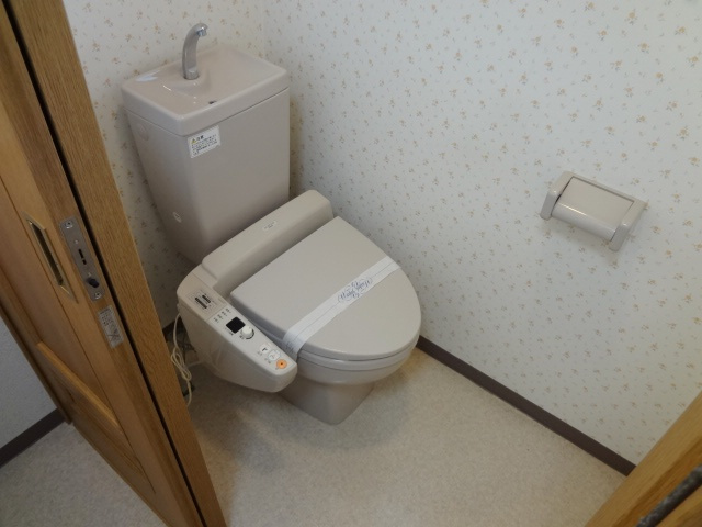 メープルコートⅠのトイレ|ゆったりとした空間のトイレです