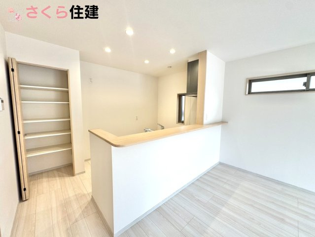 いろどりアイタウン栃木市藤岡町藤岡22-P2　３号棟のキッチン|家族の会話が弾み、お料理の間も子どもに目配りが出来る対面式カウンターキッチン♪