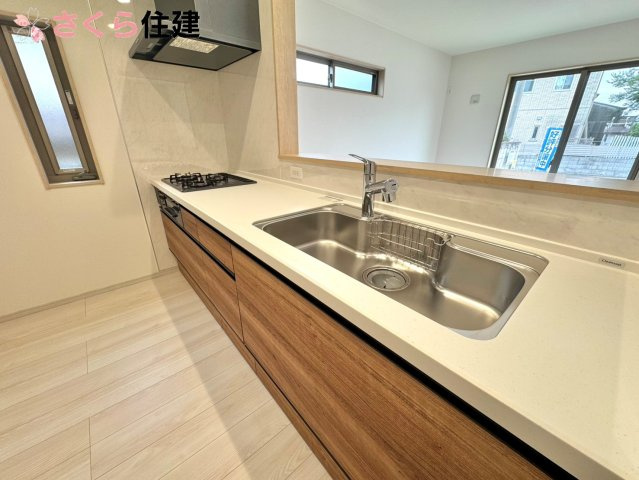 いろどりアイタウン栃木市藤岡町藤岡22-P2　３号棟のキッチン|お子様と並んで料理をしても余裕のゆとりのキッチン。お子様と一緒に料理も叶いますよ♪