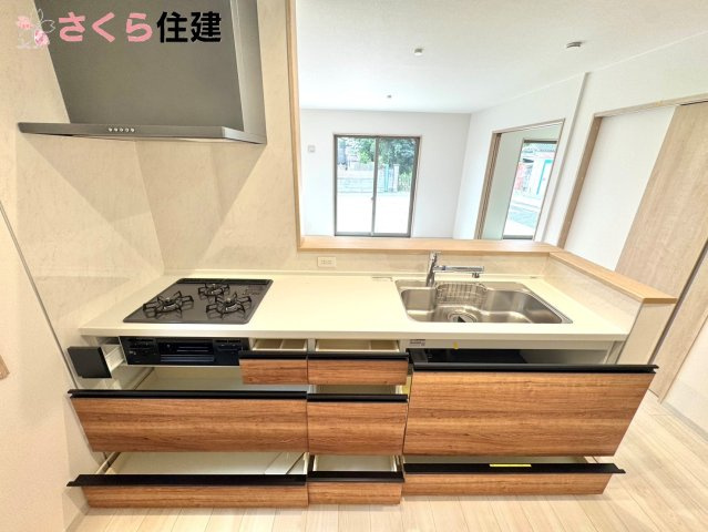 いろどりアイタウン栃木市藤岡町藤岡22-P2　３号棟のキッチン|キッチン下収納は奥まで引き出せるので、大きく屈まなくても楽に必要なものがパッと取り出せます！