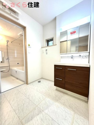 いろどりアイタウン栃木市藤岡町藤岡22-P2　３号棟の独立洗面台|ゆとりある広さの洗面所。両サイド収納の洗面台で、二人ならんで同時の身支度もスムーズです。