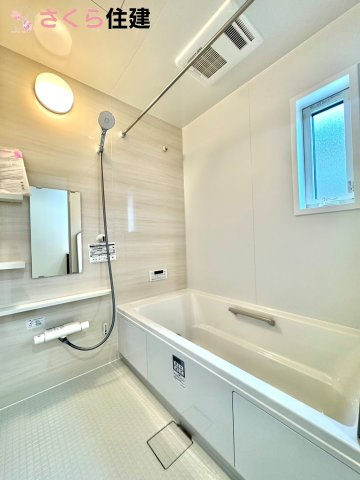 いろどりアイタウン栃木市藤岡町藤岡22-P2　３号棟の浴室|梅雨の時期は大活躍の浴室乾燥機！家族の数だけ増える洗濯物もしっかり乾かせます