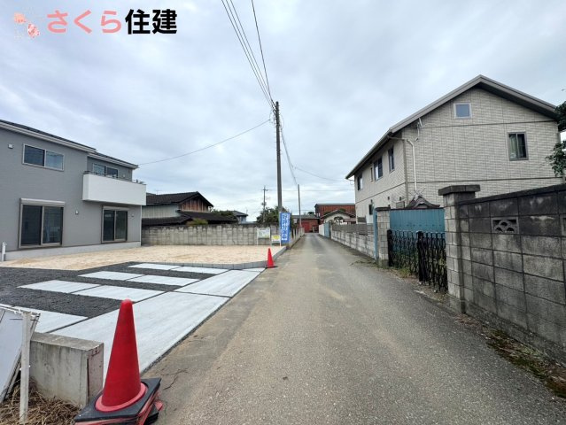 いろどりアイタウン栃木市藤岡町藤岡22-P2　３号棟の前面道路含む現地写真|前面道路3.3ｍ！！ラクラク駐車！！