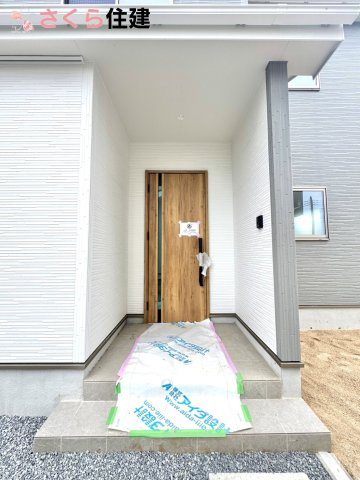 いろどりアイタウン栃木市藤岡町藤岡22-P2　３号棟の玄関|夜間でも来訪者の顔を認識できるLEDライトを装備！ＴＶモニター付きインターフォンで安心のセキュリティ