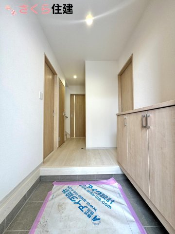 いろどりアイタウン栃木市藤岡町藤岡22-P2　３号棟の玄関|人を迎え入れる最初の場所だからこそ、清潔感がある空間！ただいまが『我が家』を感じる素敵な空間！