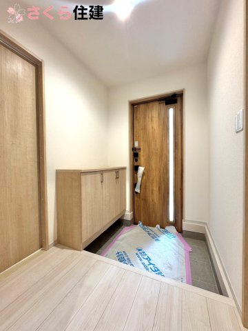 いろどりアイタウン栃木市藤岡町藤岡22-P2　３号棟の玄関|玄関がいつも片づくシューズボックス完備。お子様の靴のサイズが大きくなっていっても安心の広々スペース！