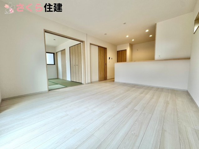 いろどりアイタウン栃木市藤岡町藤岡22-P2　３号棟の居間・リビング|広々14帖LDLは南向きで日当たり良好。ゆったりとした時間の流れる開放的なくつろぎの空間。

