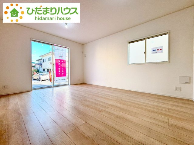 野田市尾崎第17　新築戸建　2号棟の居間・リビング|リビング大きな窓からは、暖かな日の光が降り注ぎます・・・							
