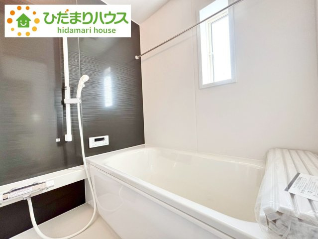 野田市尾崎第17　新築戸建　2号棟の浴室|疲れが癒せる大きなバスタブ♪帰りが遅いご家族の方も気持ちよく入浴頂ける追焚き機能など設備も整っております(^^)/							
