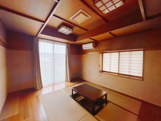 【中古戸建】前橋市川曲町の居間・リビング|フローリングでは感じることのできない圧倒的な寛ぎやすさを実感してください。独立しているので周りを気にせず寝そべることもできますね♪