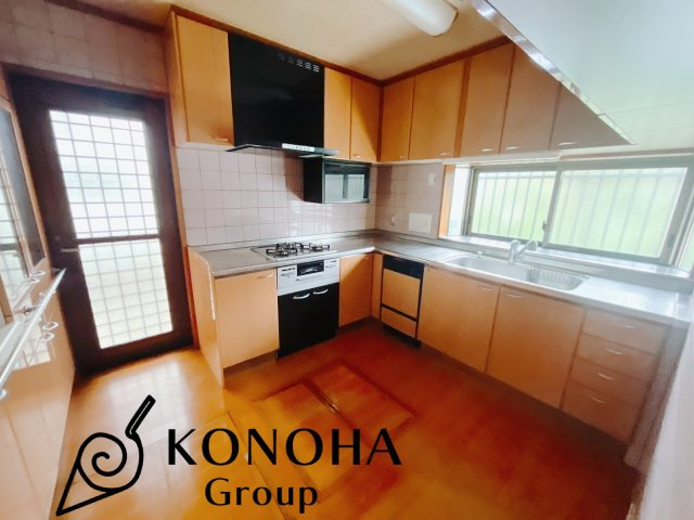 【中古戸建】前橋市川曲町のキッチン|お料理ができたら「これ運んで～♪」と手渡しが出来ます。対面キッチンなのでリビングと一体感があり、広々とした空間の中で楽しく食事やお菓子作りが出来ますね♪