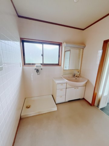 【中古戸建】前橋市川曲町の独立洗面台|通常より広いタイプの洗面所になっています。のびのびと使える洗面所には寒い冬にストーブをおいても邪魔になりません♪