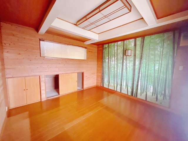 【中古戸建】前橋市川曲町の洋室|ママ友が来ても子供達には子供部屋で遊んでいてもらうことができます。ママ達はリビングで楽しくおしゃべりに華を咲かせながら気兼ねなく盛り上がれます♪