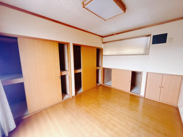 【中古戸建】前橋市川曲町の洋室|お子様にとって初めての「自分だけのお部屋」。どんなお部屋にするのか楽しみになりますね♪こちらのお部屋は洋室になっているので、もし汚してしまっても簡単にお掃除できるので助かります。