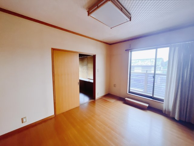 【中古戸建】前橋市川曲町の洋室|ダブルベッドを置いても充分な広さを2Ｆのお部屋に設けております。お子様と家族みんなで寝るのも夢じゃありません♪窓からは光が差し込むので日中でも明るいお部屋です。