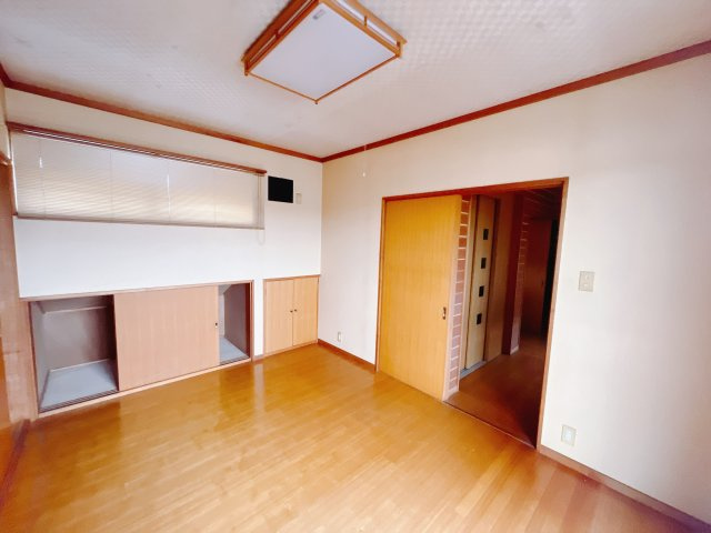 【中古戸建】前橋市川曲町の洋室|広い寝室ならインテリアも自由自在にお楽しみいただけます♪お外から帰ってきた後は寝室でゆっくり自分の時間をお過ごしください。