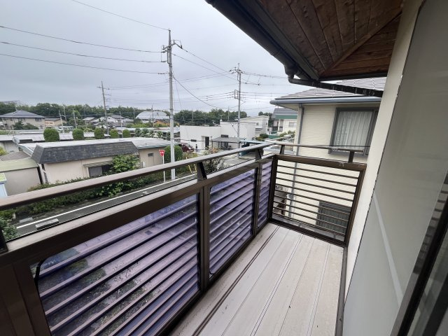 【中古戸建】前橋市川曲町のバルコニー|バルコニーから入る日差しは暖かく、爽快な朝の目覚めを促してくれます♪洗濯物やお布団を干して太陽の香りを吸い込んだお布団で夜はおやすみください。